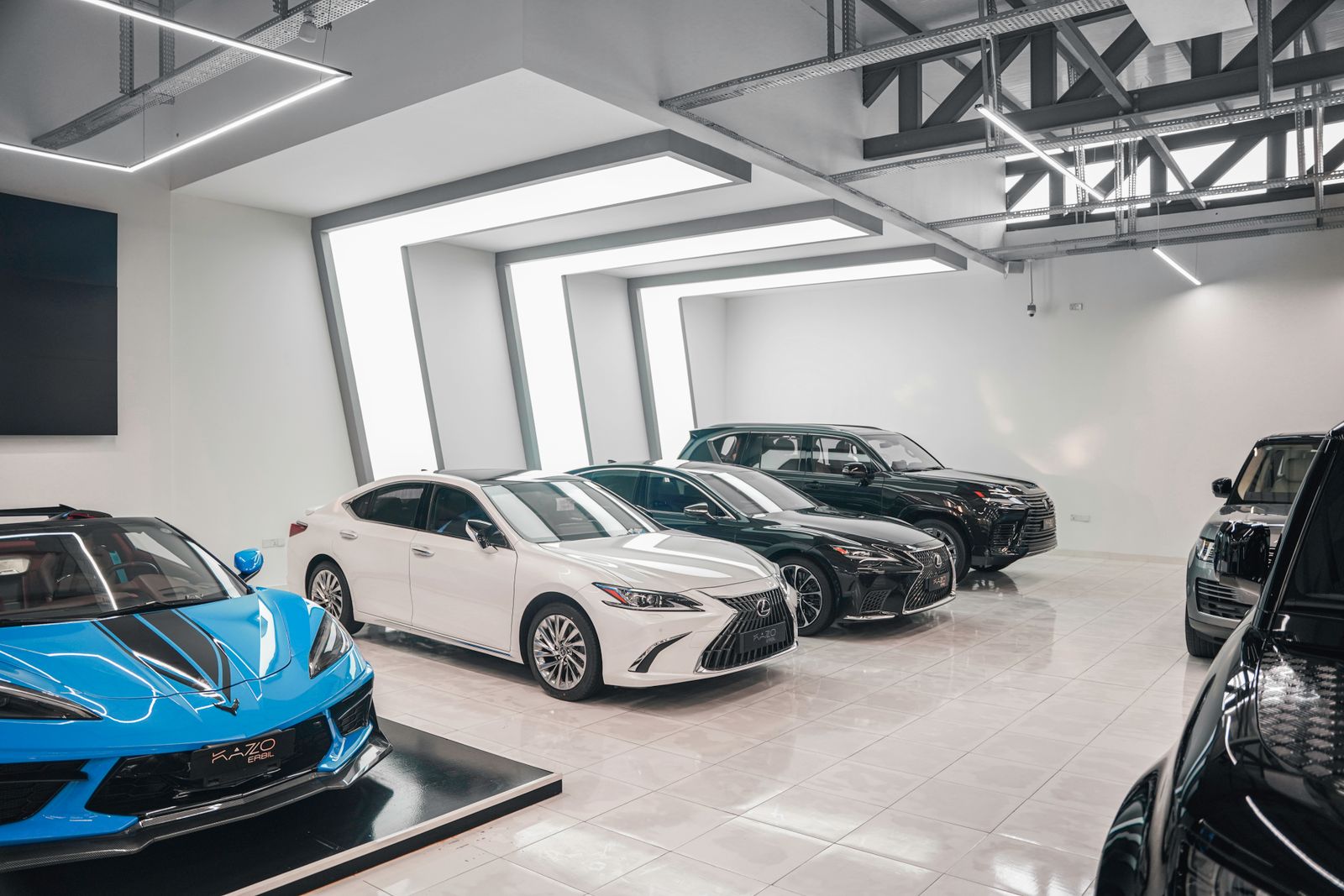 Mașini noi expuse într-un showroom auto modern